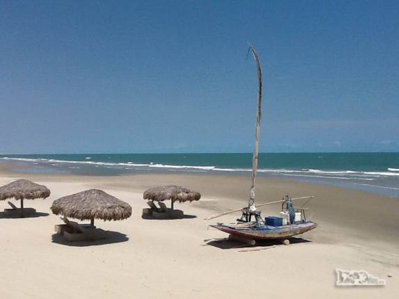 Muito sol na praia do Pontal do Maceió, em Fortim, no litoral do Ceará